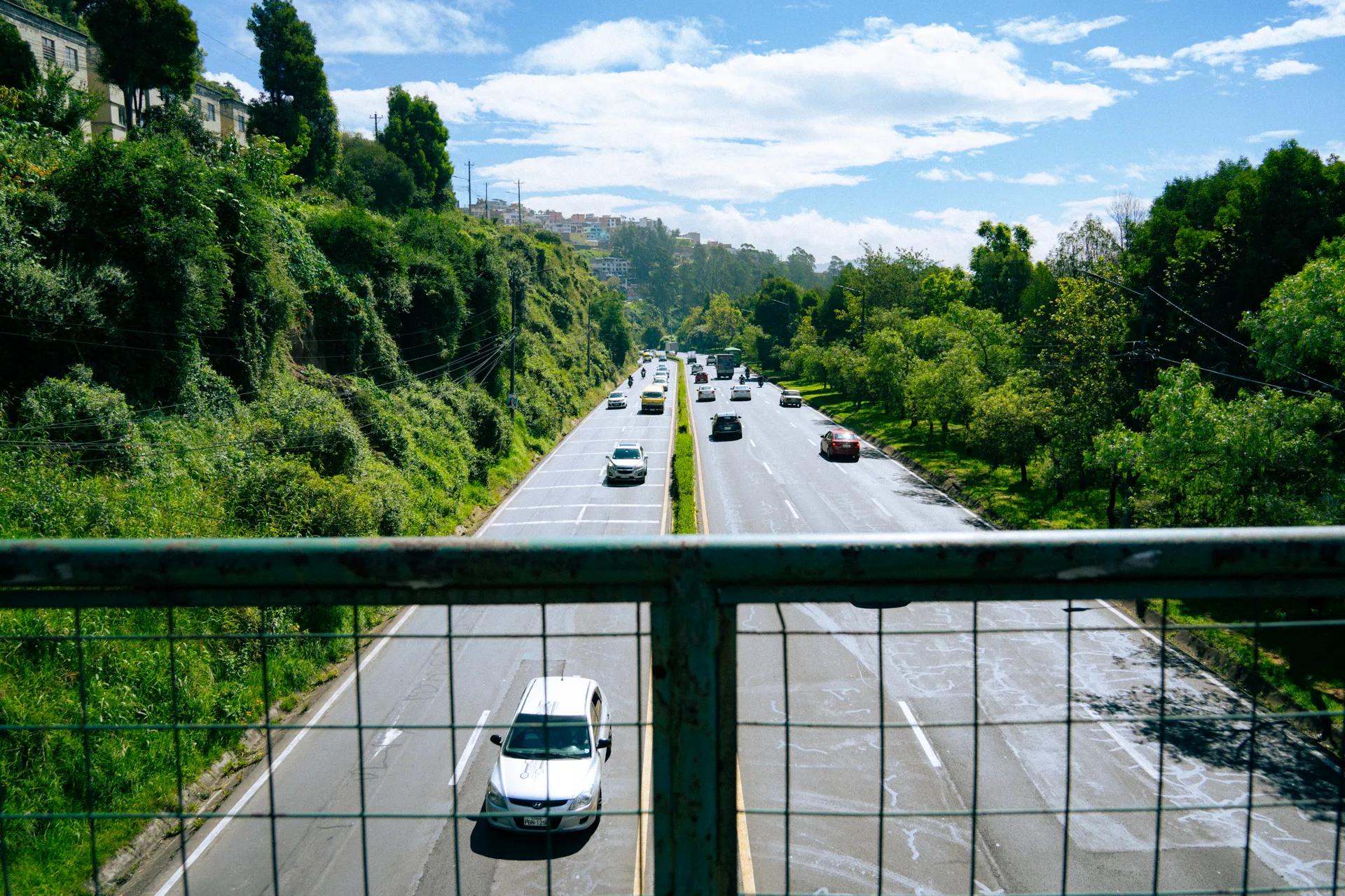 en la avenida Occidental, un paso peatonal elevado la cruza de lado a lado.
