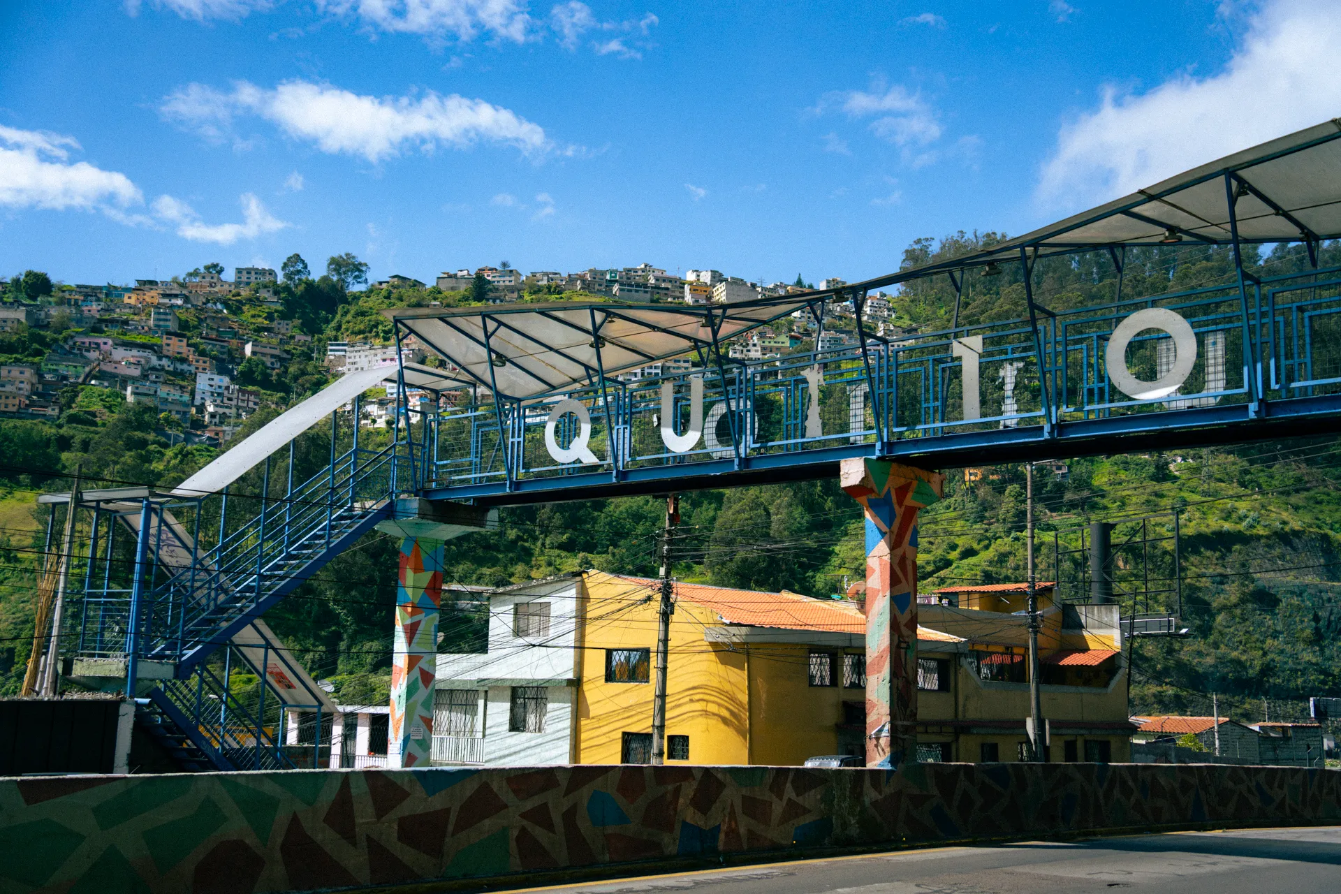 No hay pintura o guaragua que disimule la fealdad de los pasos peatonales elevados