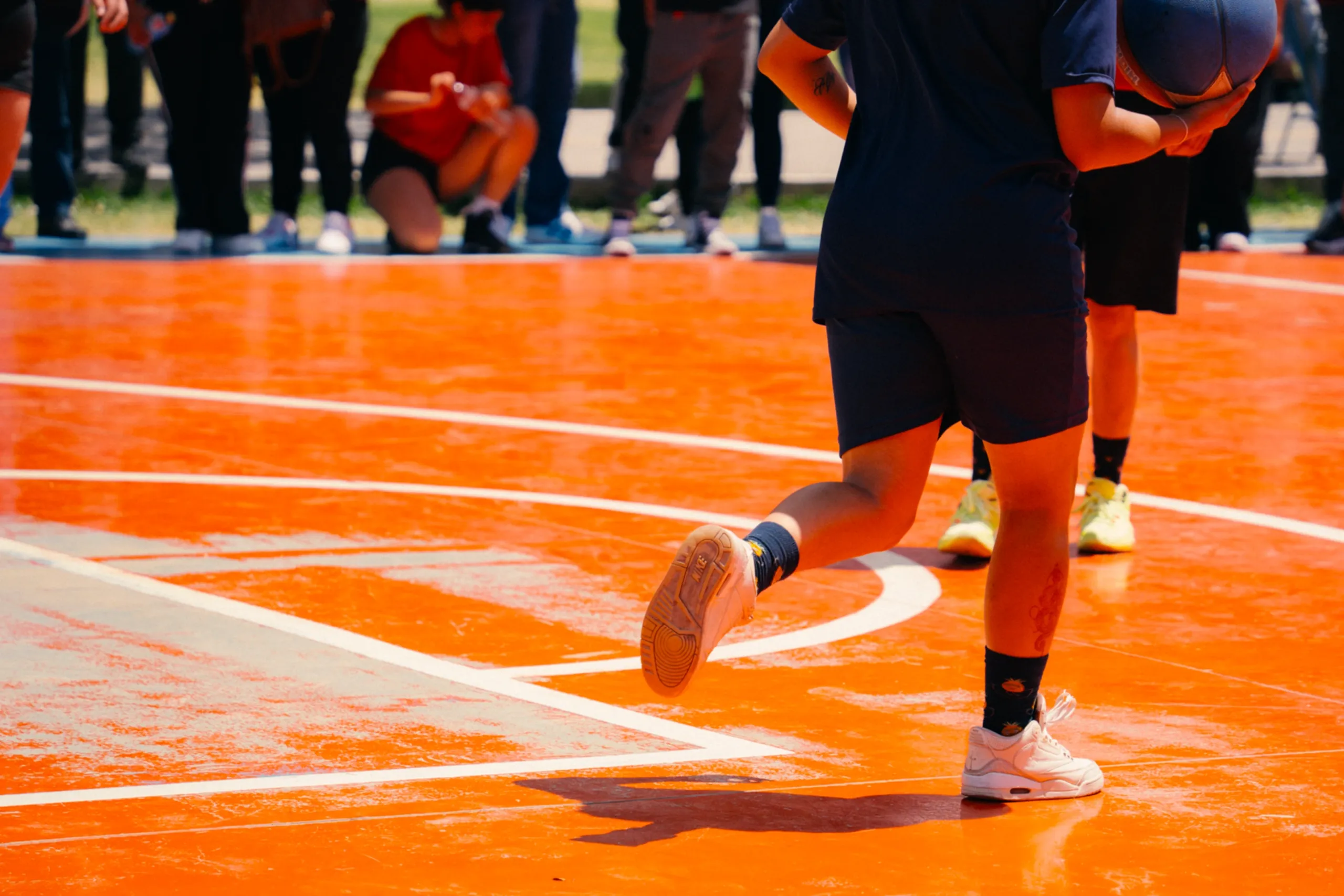 La cancha reverbera con un brillo inusual en verano