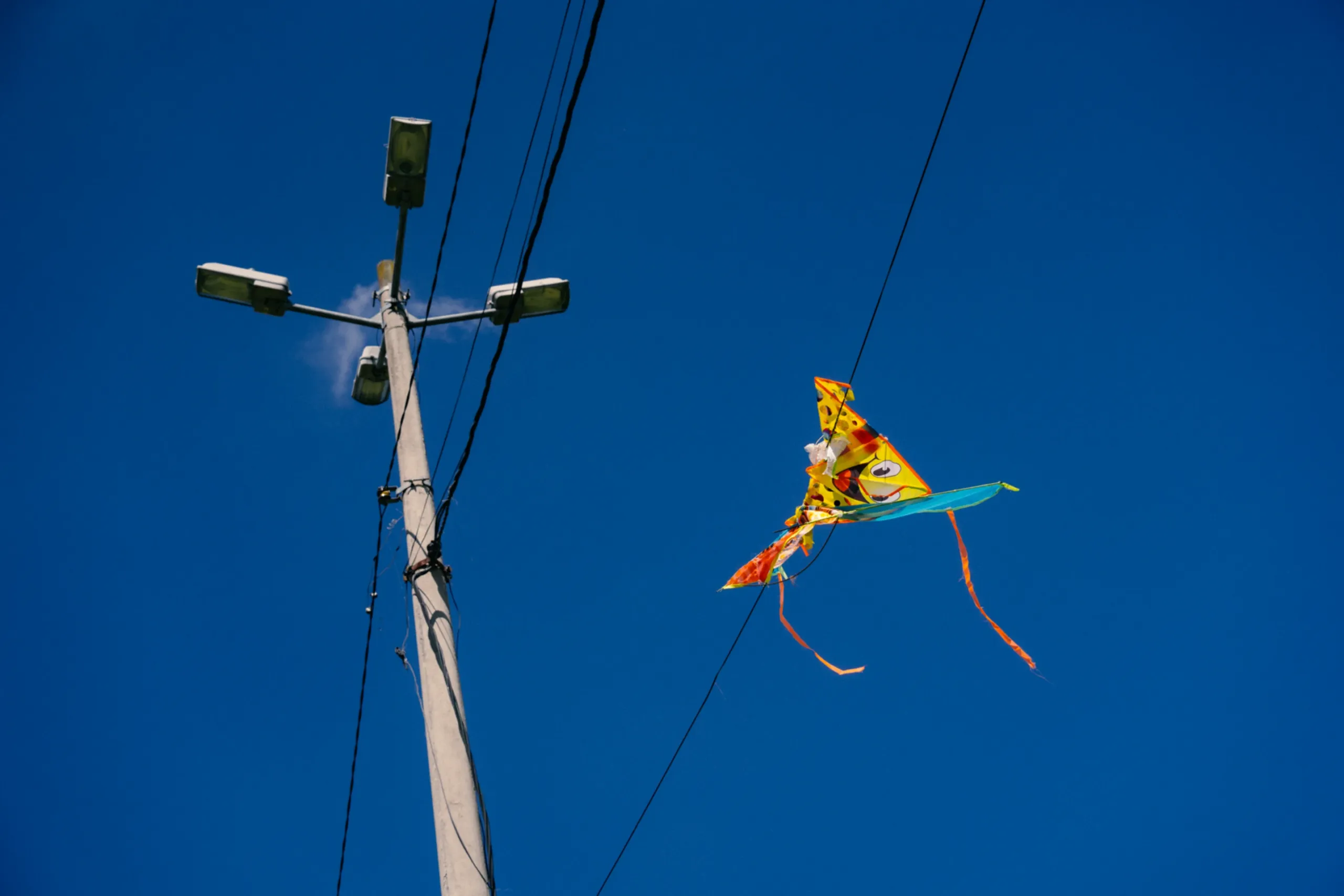 Una cometa enredada en un cable en Quito