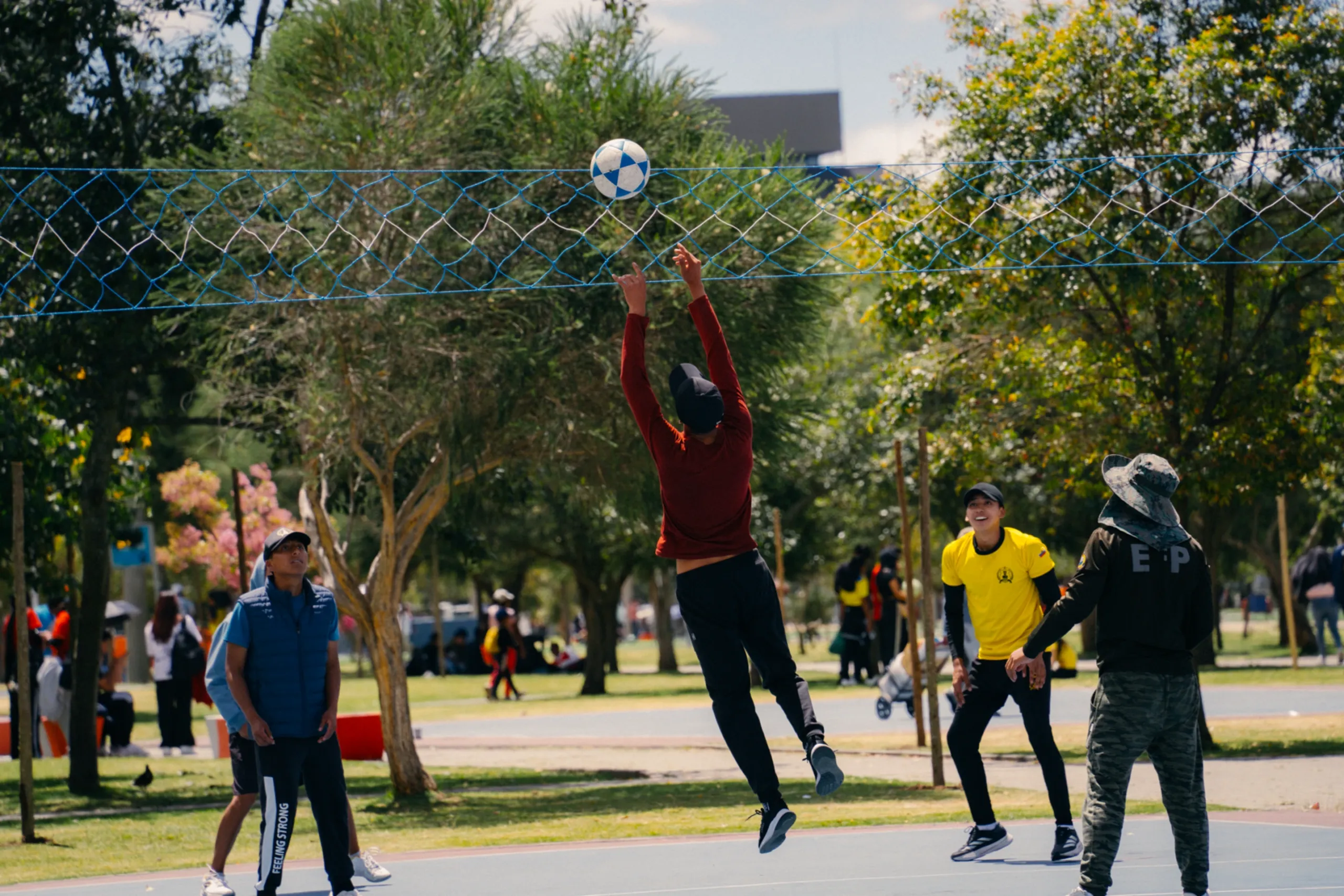 Jugadores de ecuavoley en el parque La Carolina