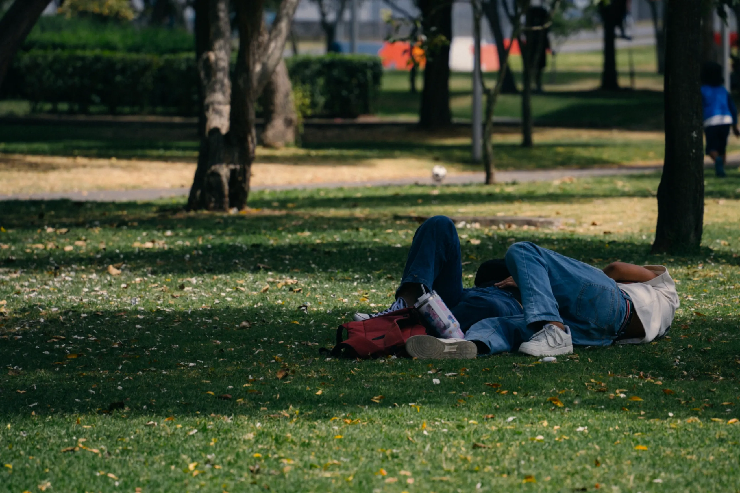 Una pareja de jóvenes echados en el parque en el verano en Quito