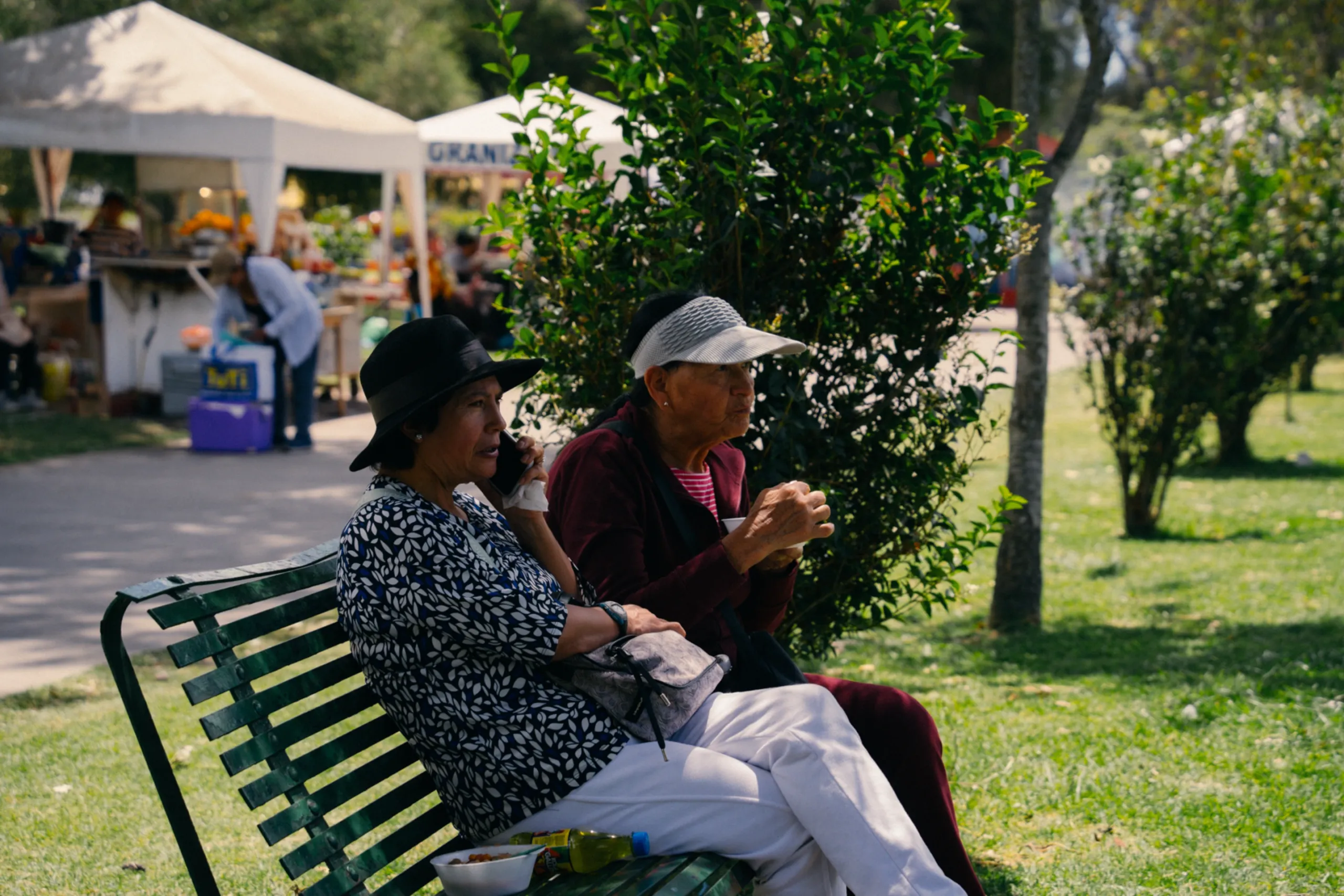 Una pareja de amigas conversa en el parque La Carolina