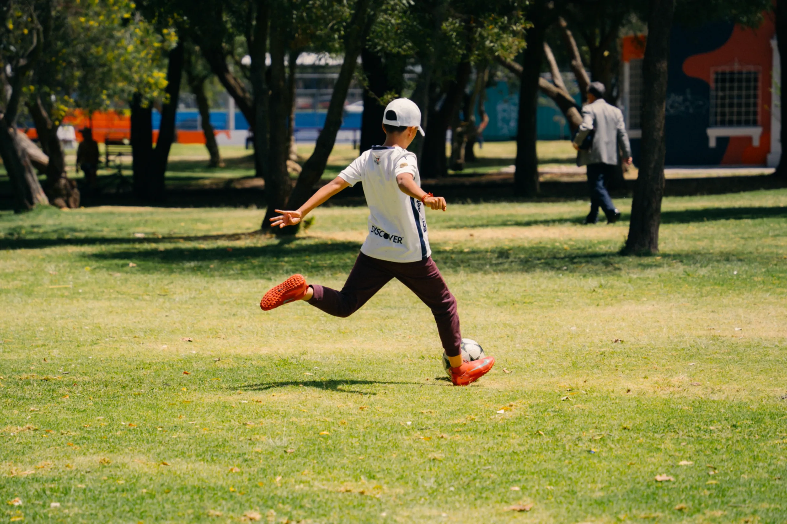 Un niño juega fútbol en La Carolina, una mañana de verano