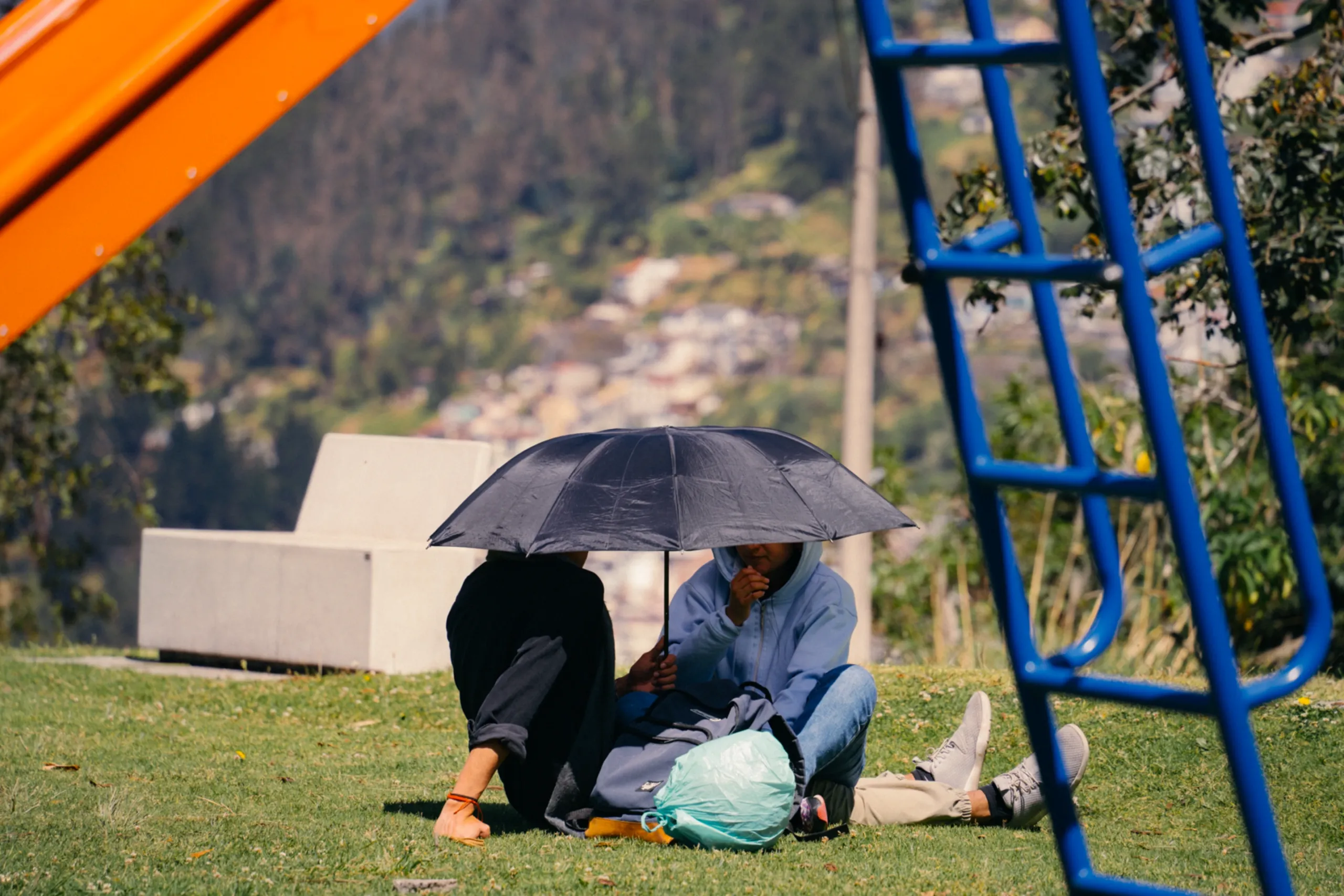 Una pareja bajo un paraguas en el parque