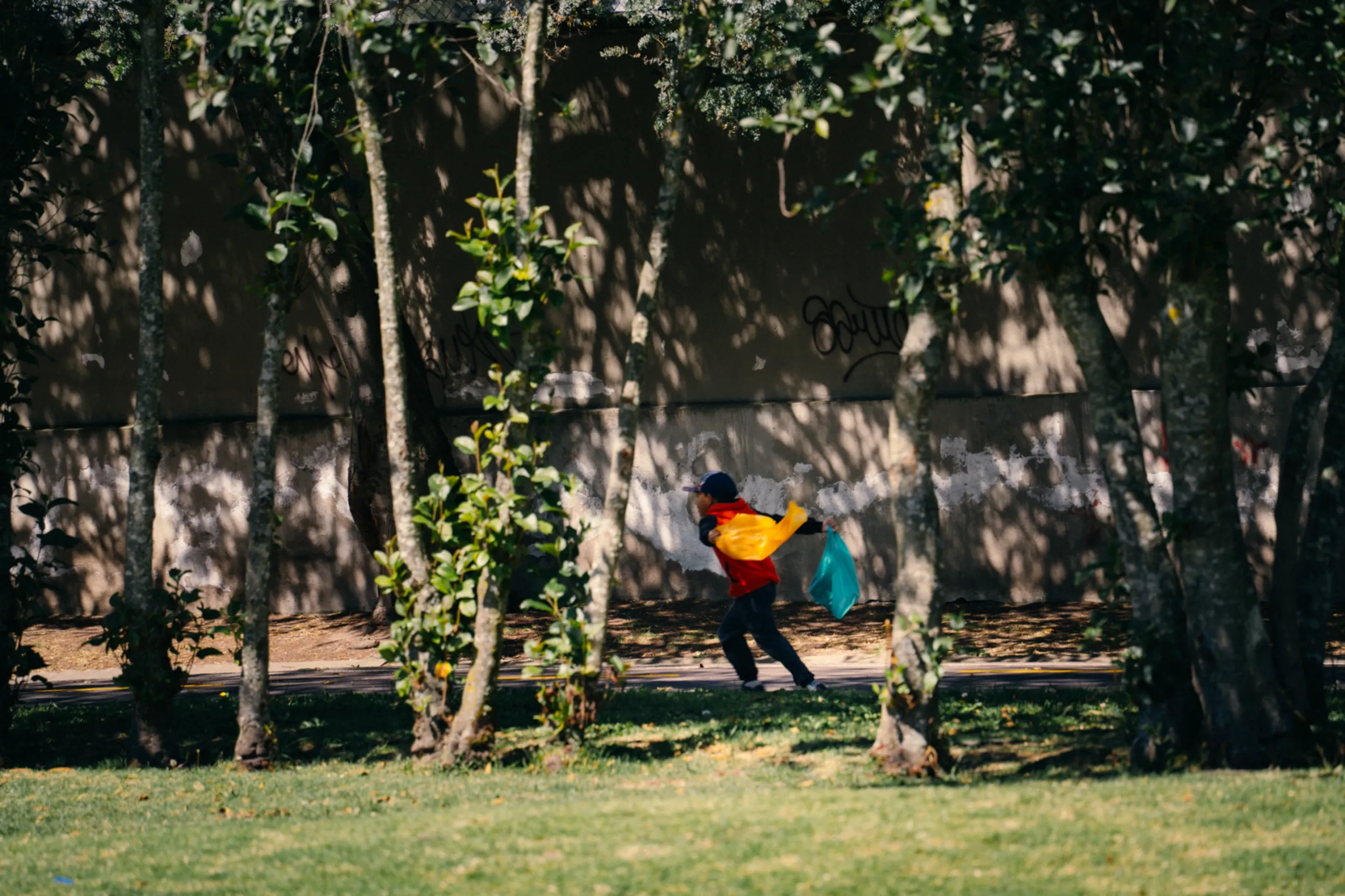 Un niño corre en el parque Itchimbía