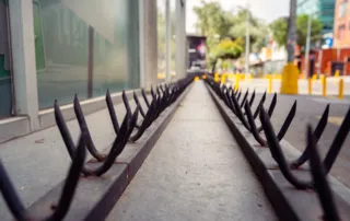 Estacas de metal en la Mariscal, Quito