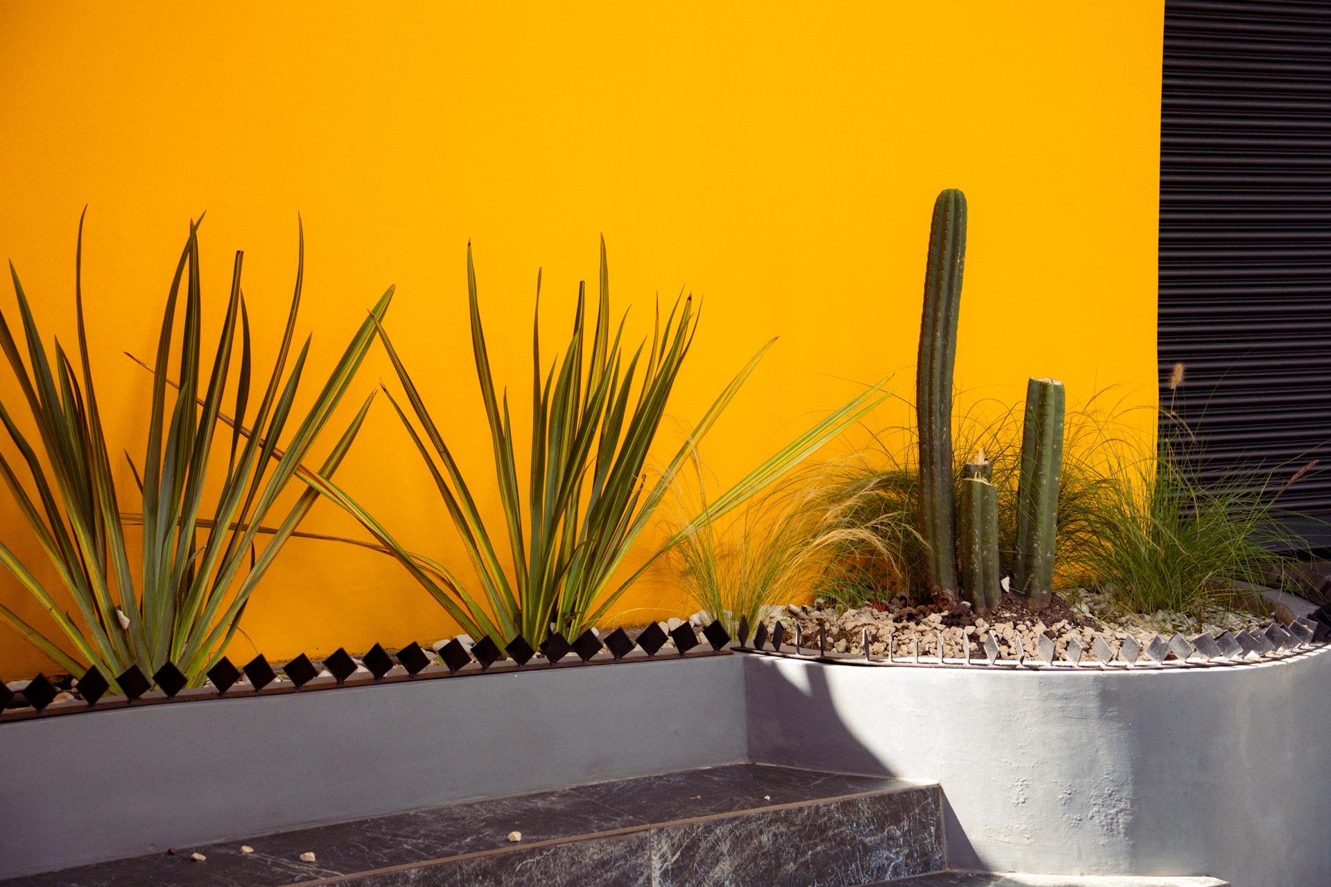 Los dientes de hierro impiden sentarse en la jardinera CIUDAD 10