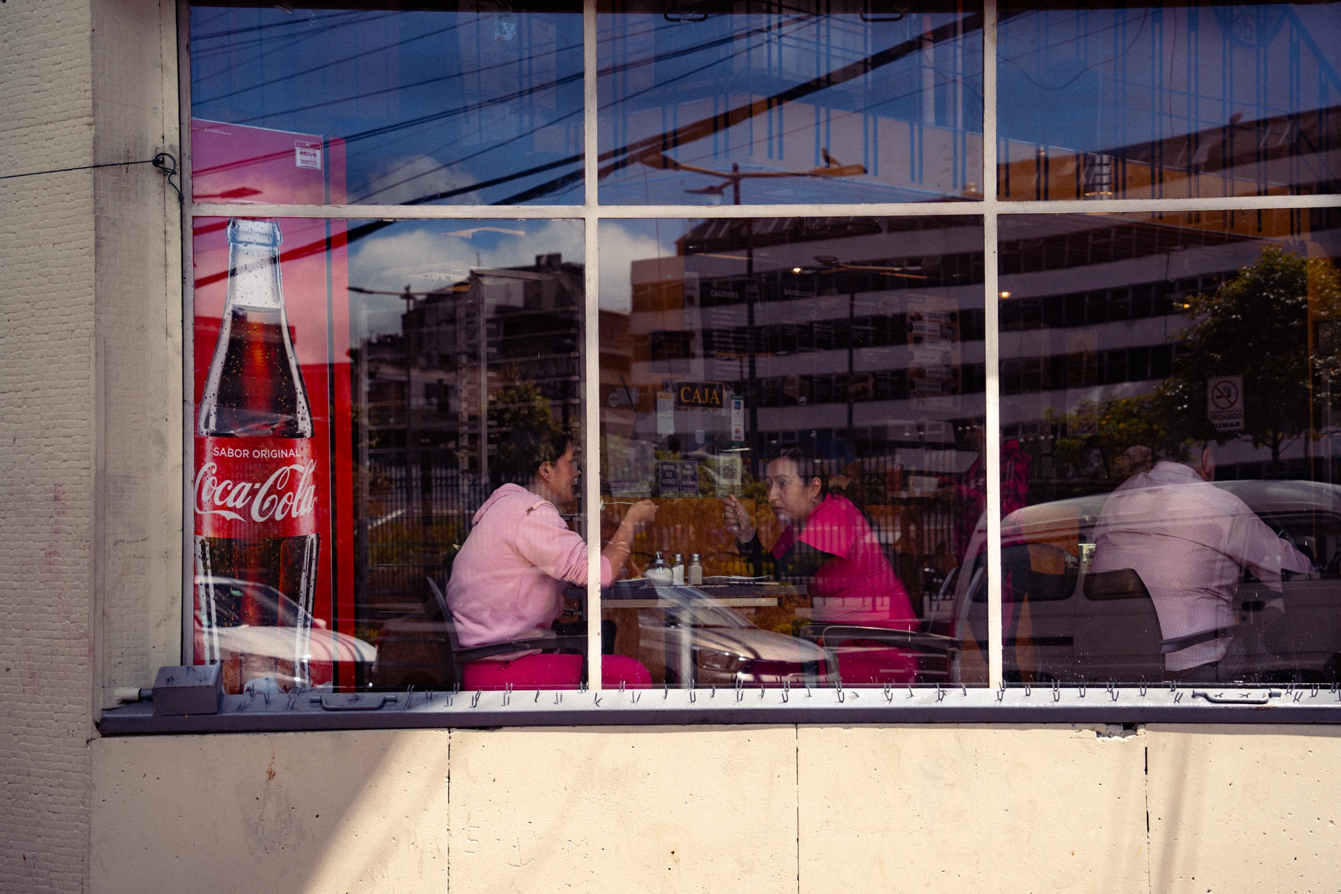 En la ventana de una cafetería, estacas metálicas