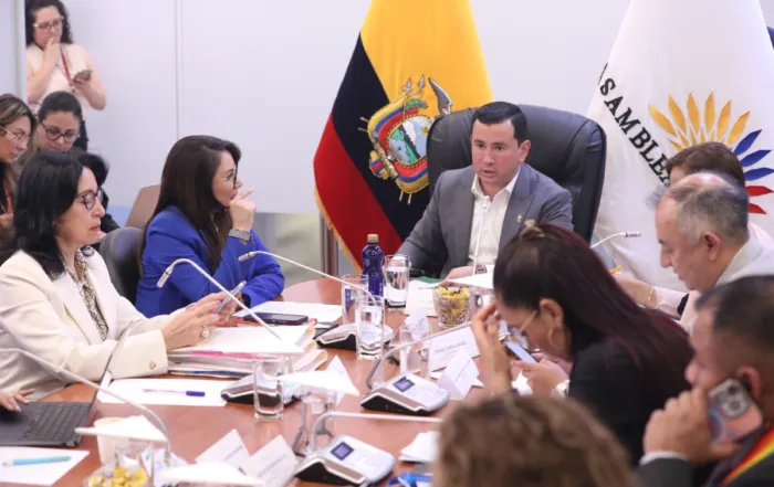 La Comisión de Fiscalización y Control Político se encarga de controlar la transparencia.