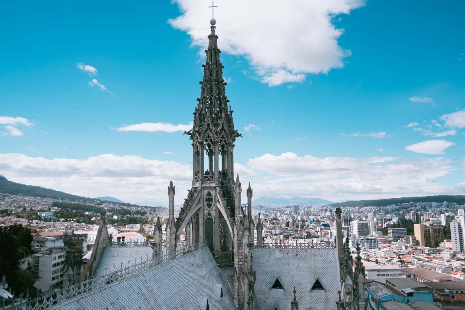 Las gárgolas vigilan la Basílica de Quito