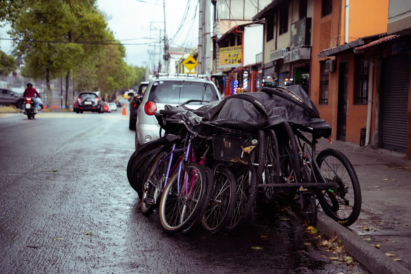 bicis-en-la-lluvia Bicis En La Lluvia