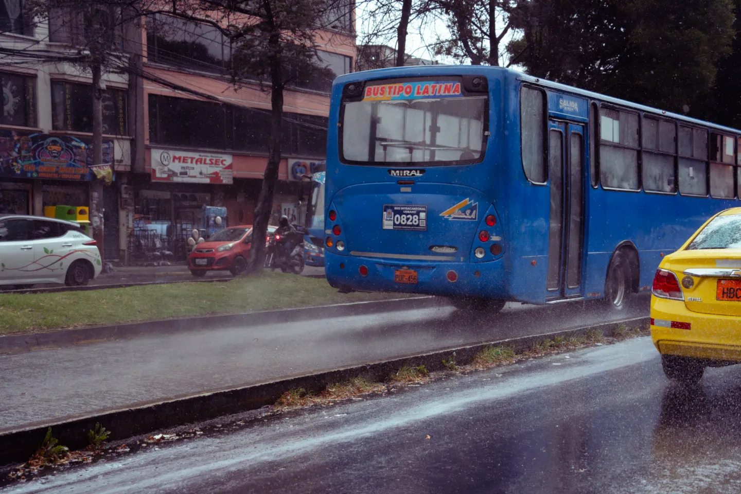 buses-en-la-lluvia-quito buses en la lluvia