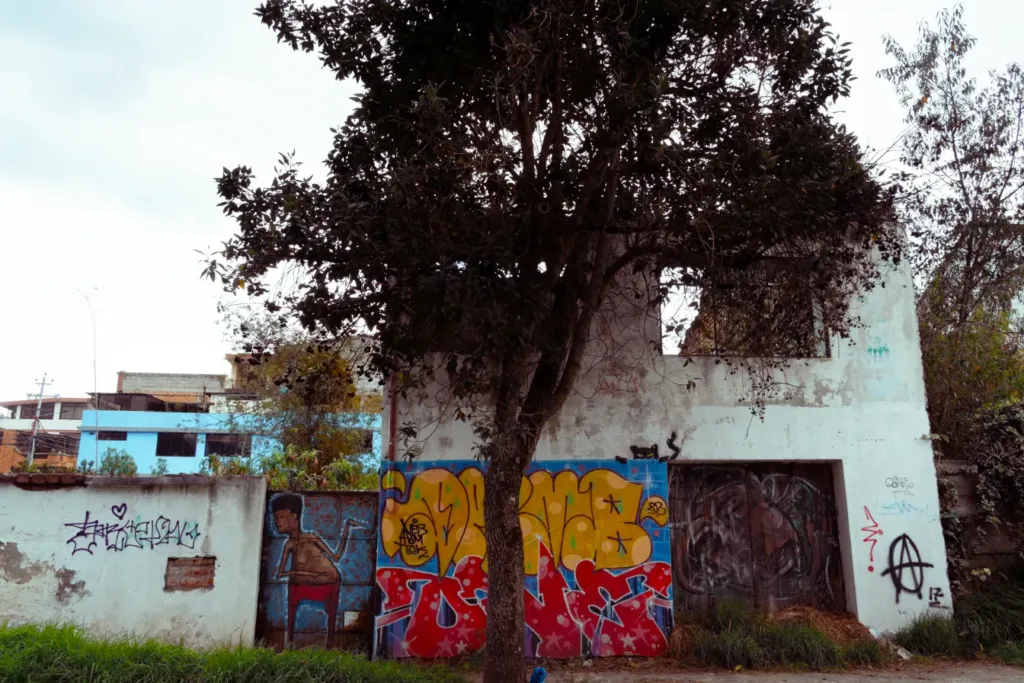 edificios a medias en Quito