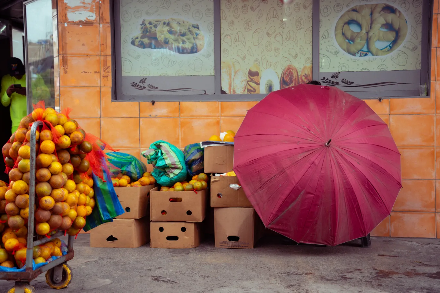frutera-se-guarece-de-la-lluvia Frutera Se Guarece De La Lluvia 1