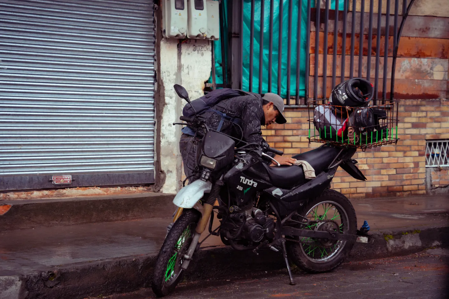 moto-en-la-lluvia moto en lluvia