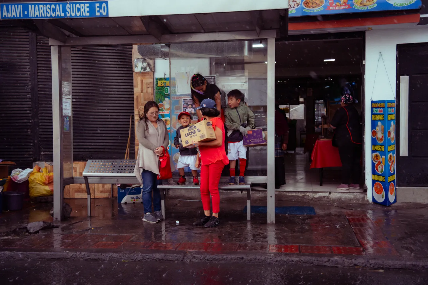 ninos-bajo-lluvia niños bajo la lluvia
