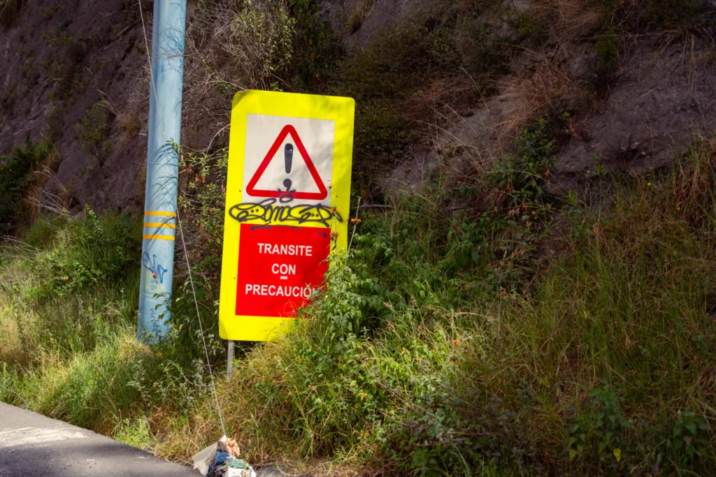 senal de tránsito en avenida simón bolívar
