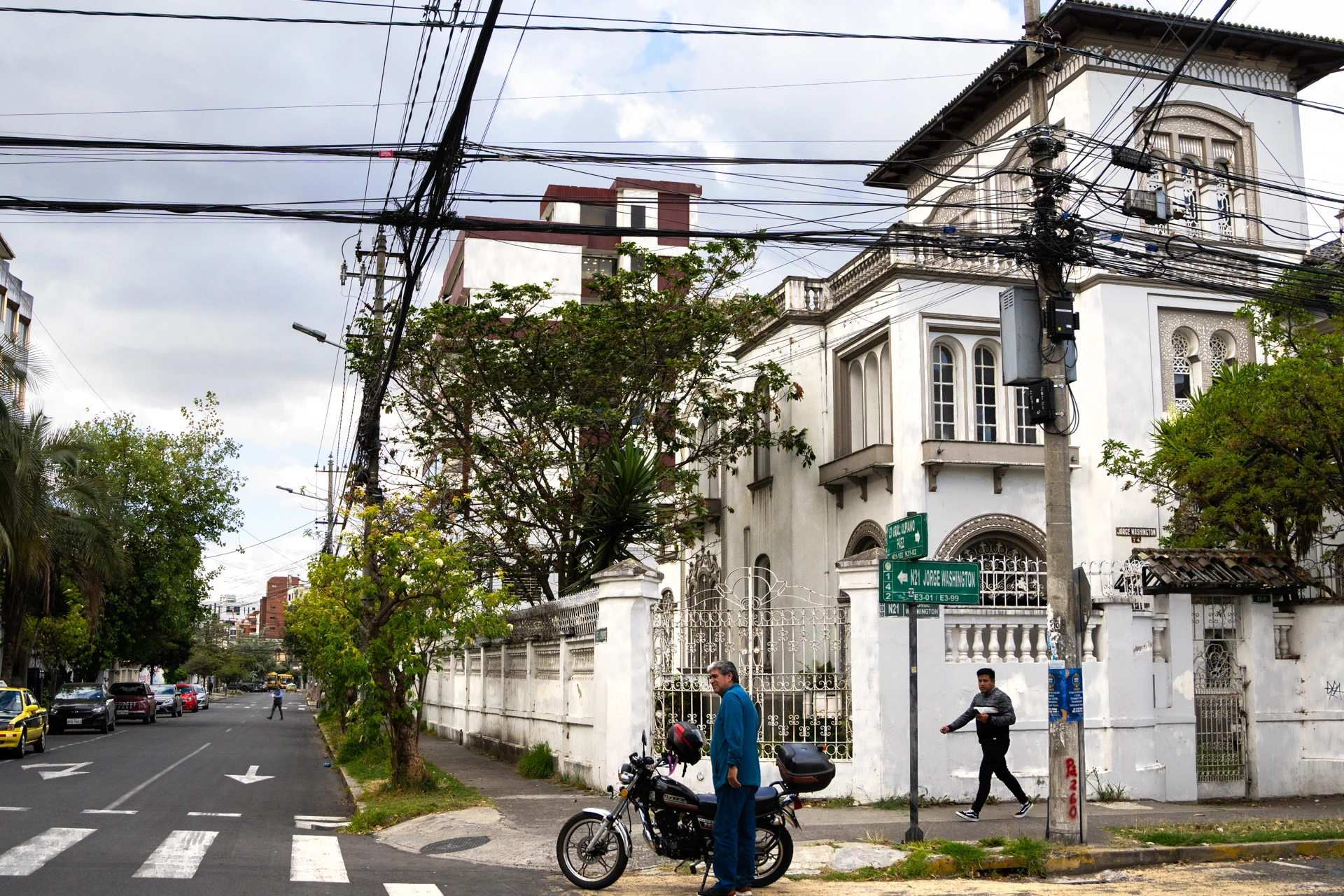 Convertidas en notarías, librerías, oficinas, las casas patrimoniales de Quito persisten.