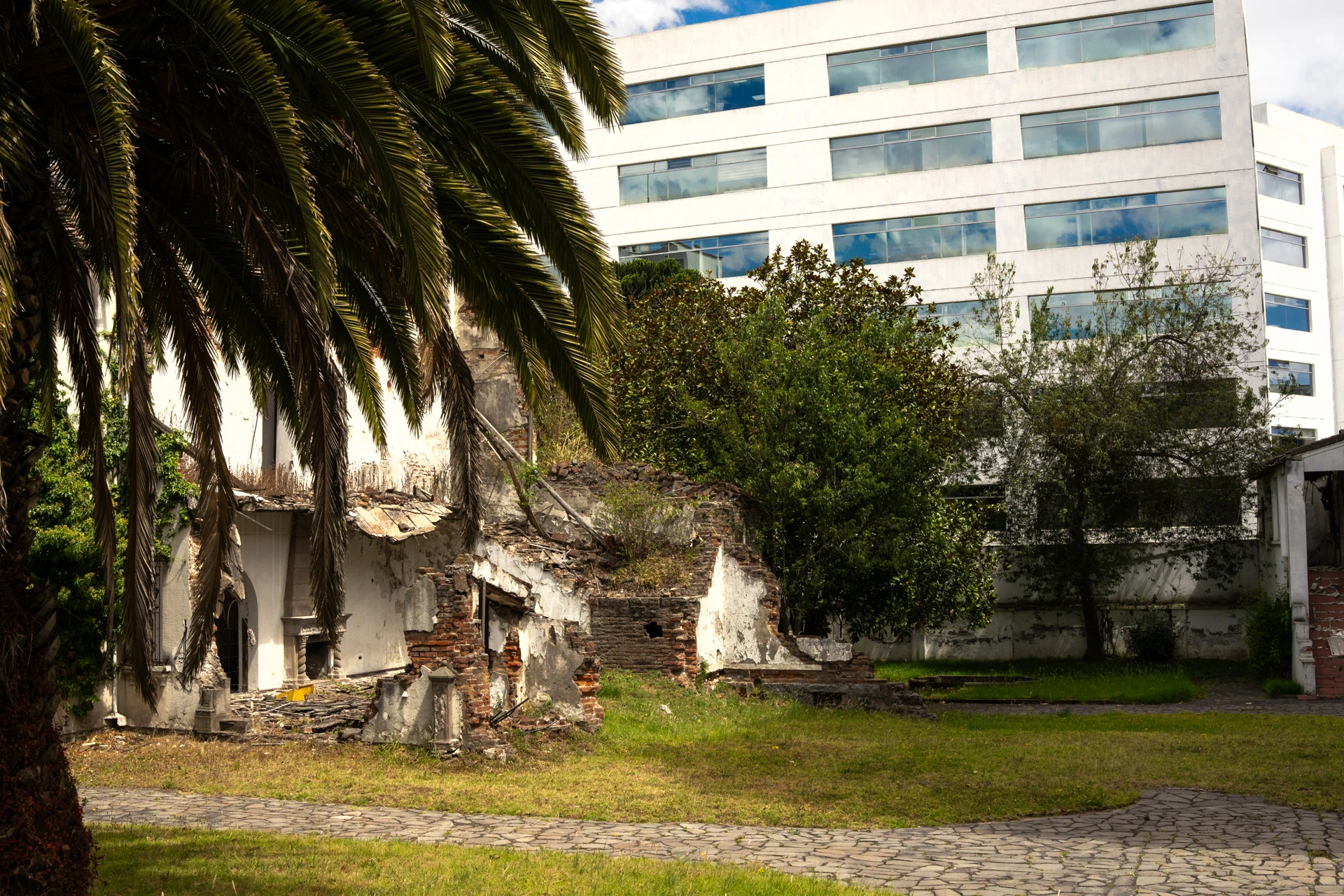 Una casa patrimonial destruida, en la 12 de Octubre