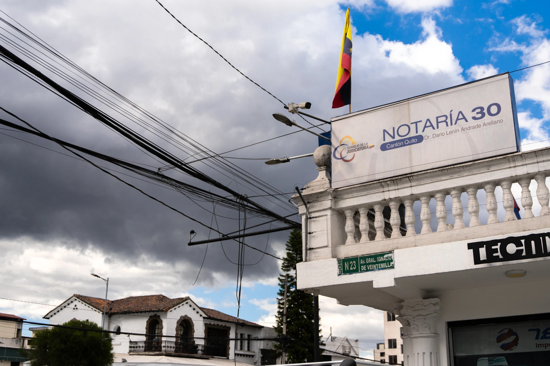 Convertidas en notarías, librerías, oficinas, las casas patrimoniales de Quito persisten.