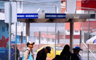 Esperar el bus en Quito