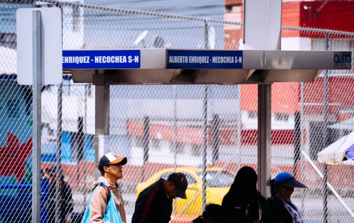 Esperar el bus en Quito