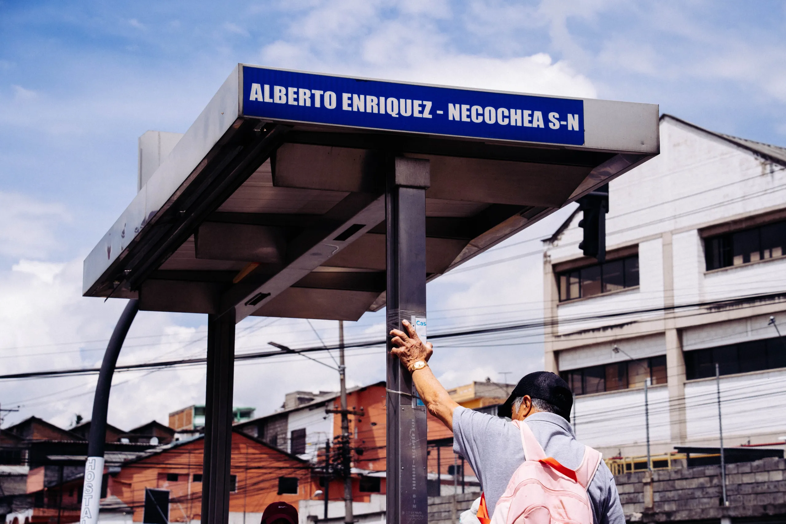 Esperando el bus