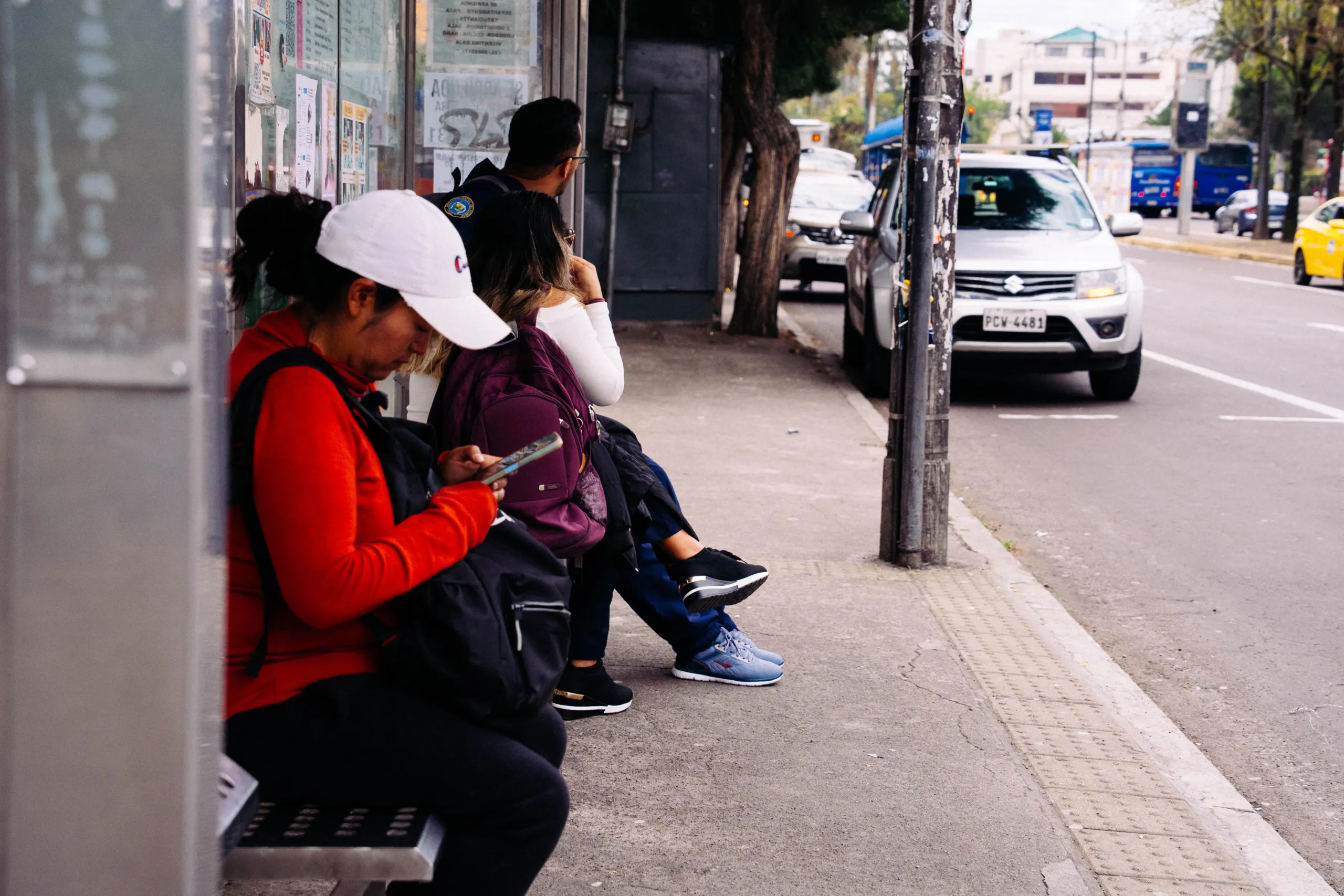 Leer, revisar mensajes de WhatsApp, pensar: lo que uno hace mientras espera al bus