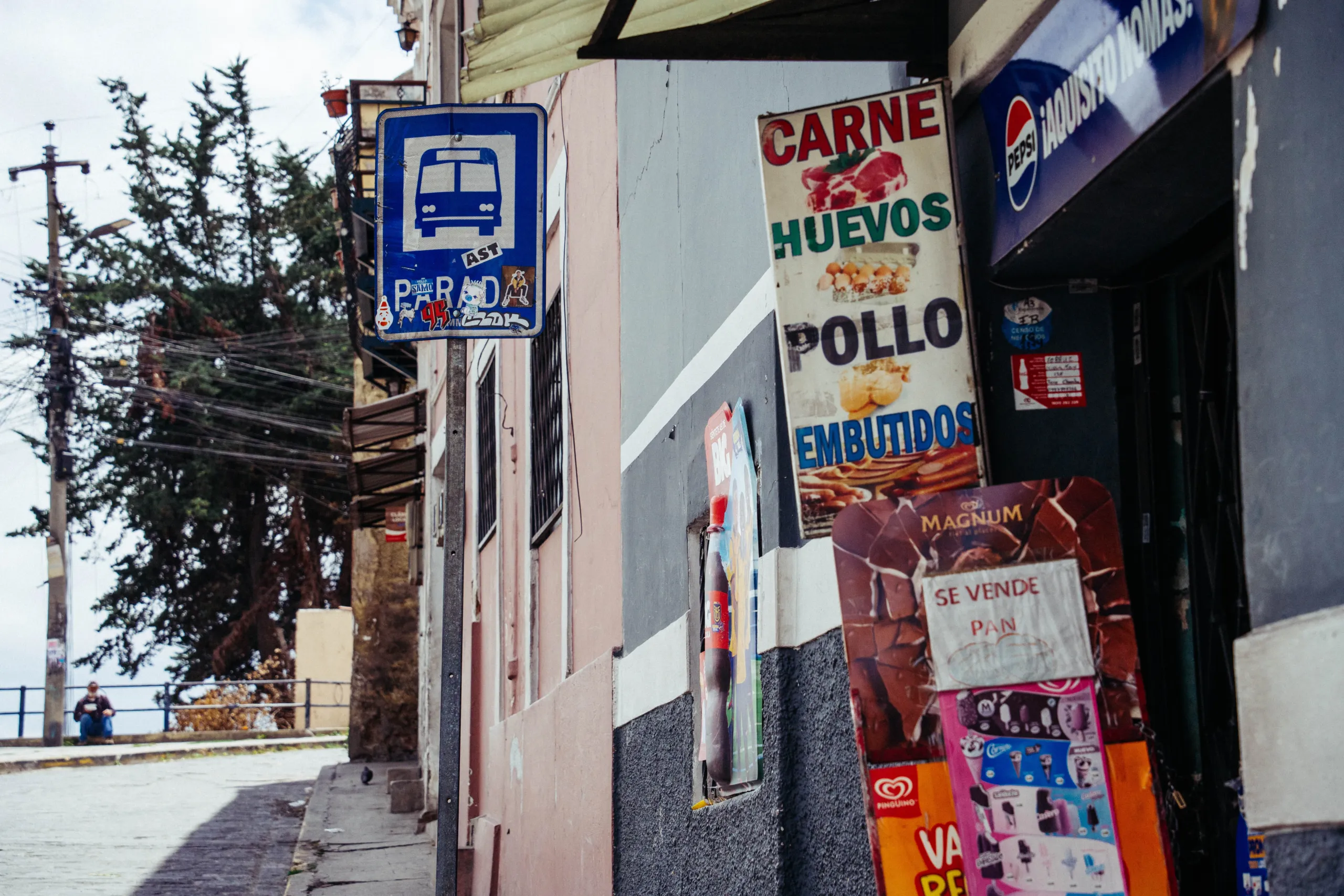 En los barrios de Quito, las paradas conviven con otros letreros