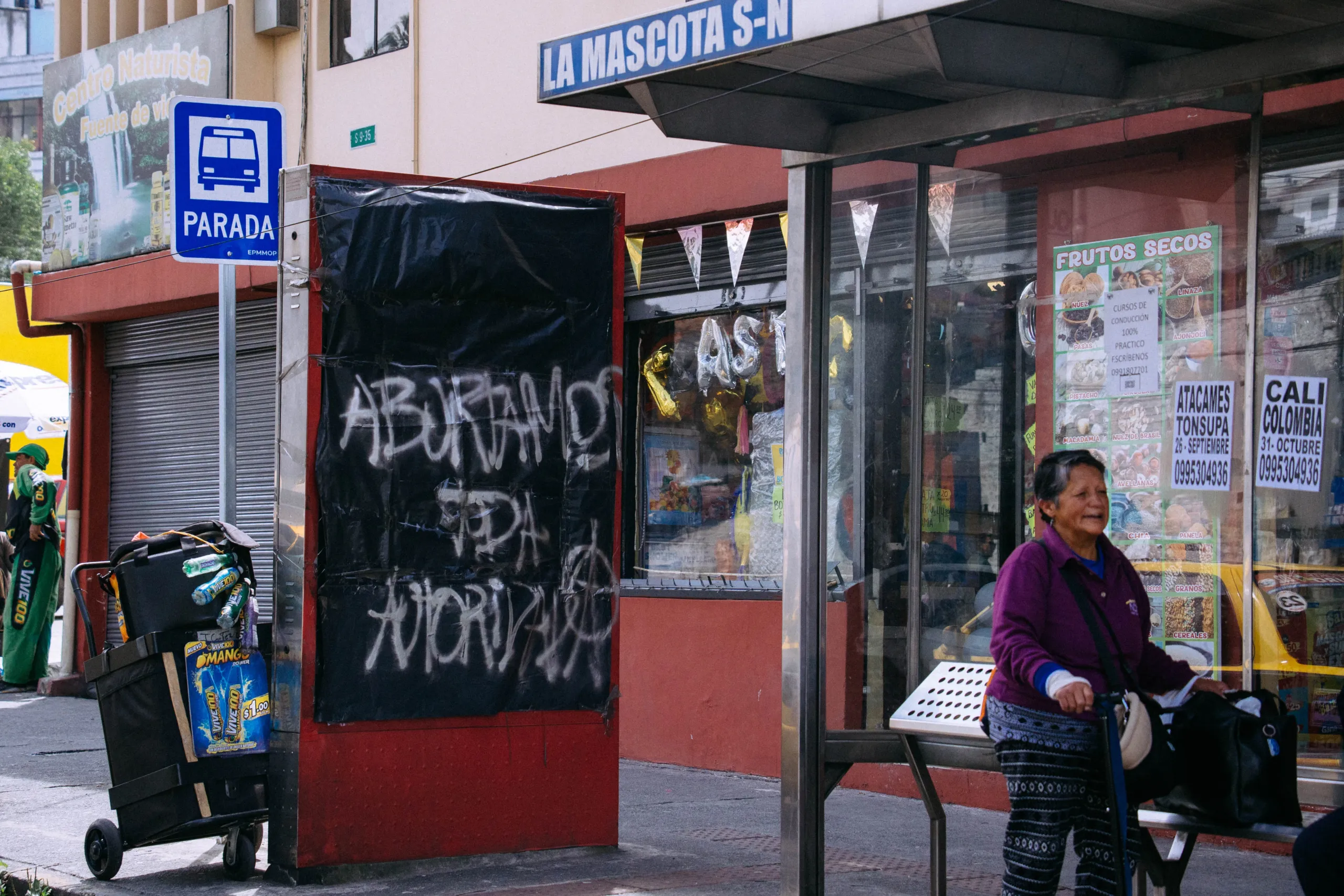 Las paradas de buses, grafiteadas