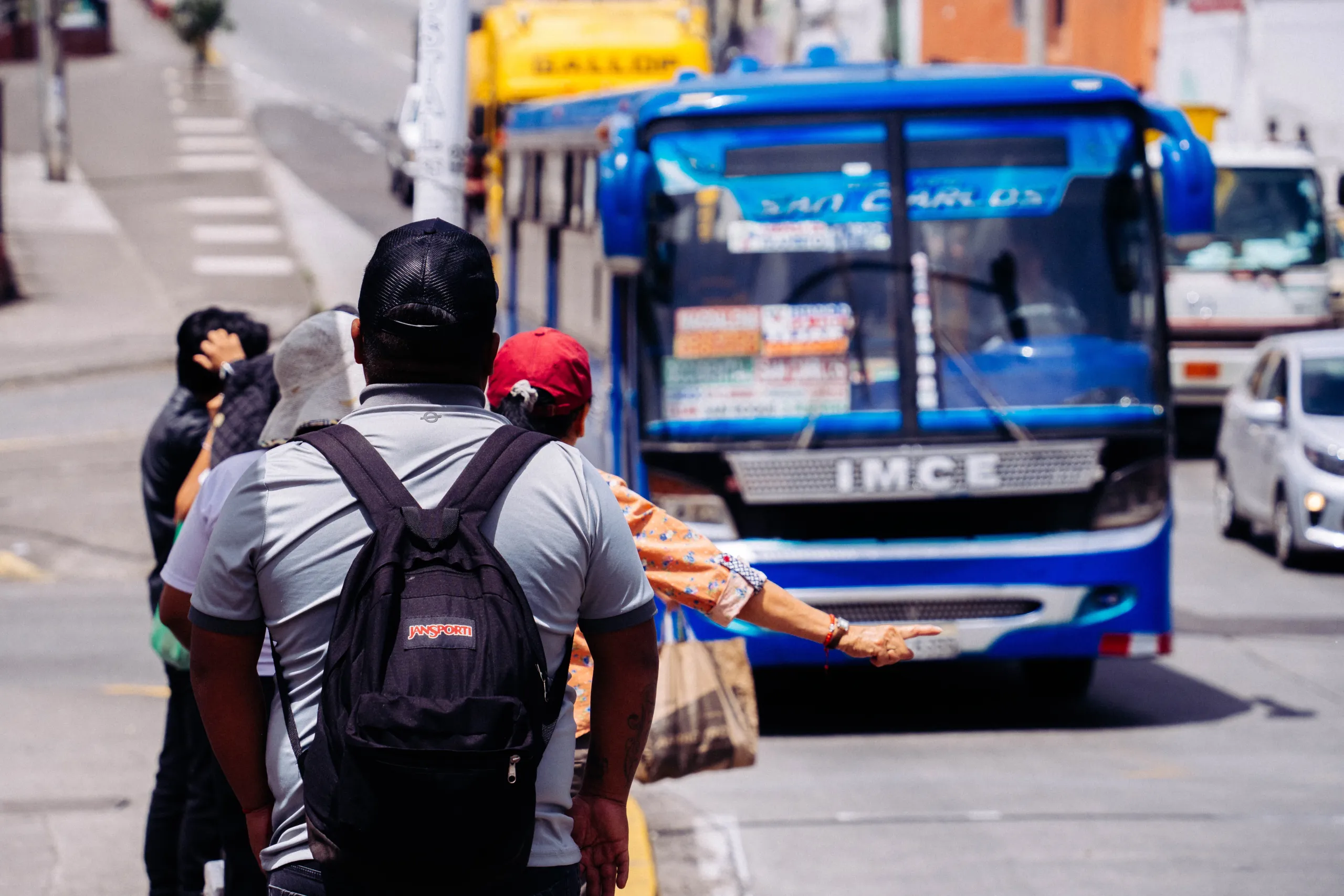 Llamar a los buses de Quito con la mano, una costumbre que permanece