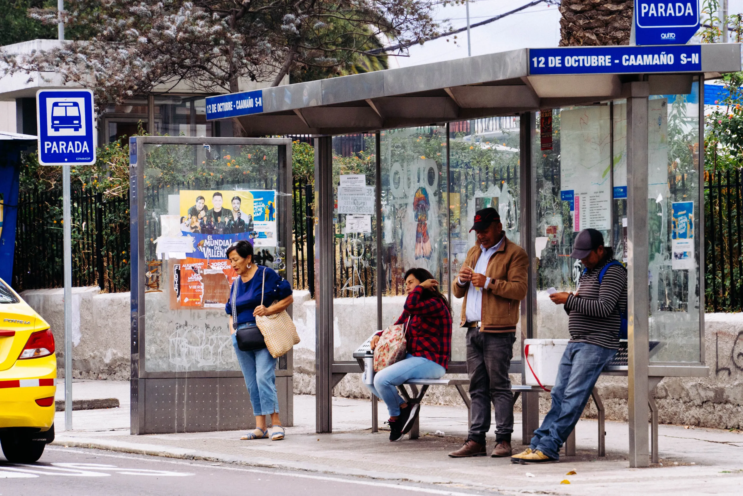 Cuando esperamos solos el bus, todos tenemos cara de pensadores
