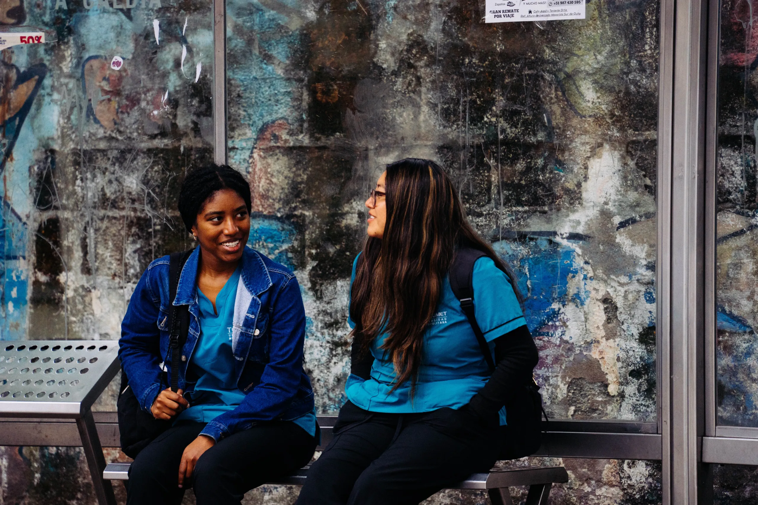 Un par de mujeres esperando el bus en Quito