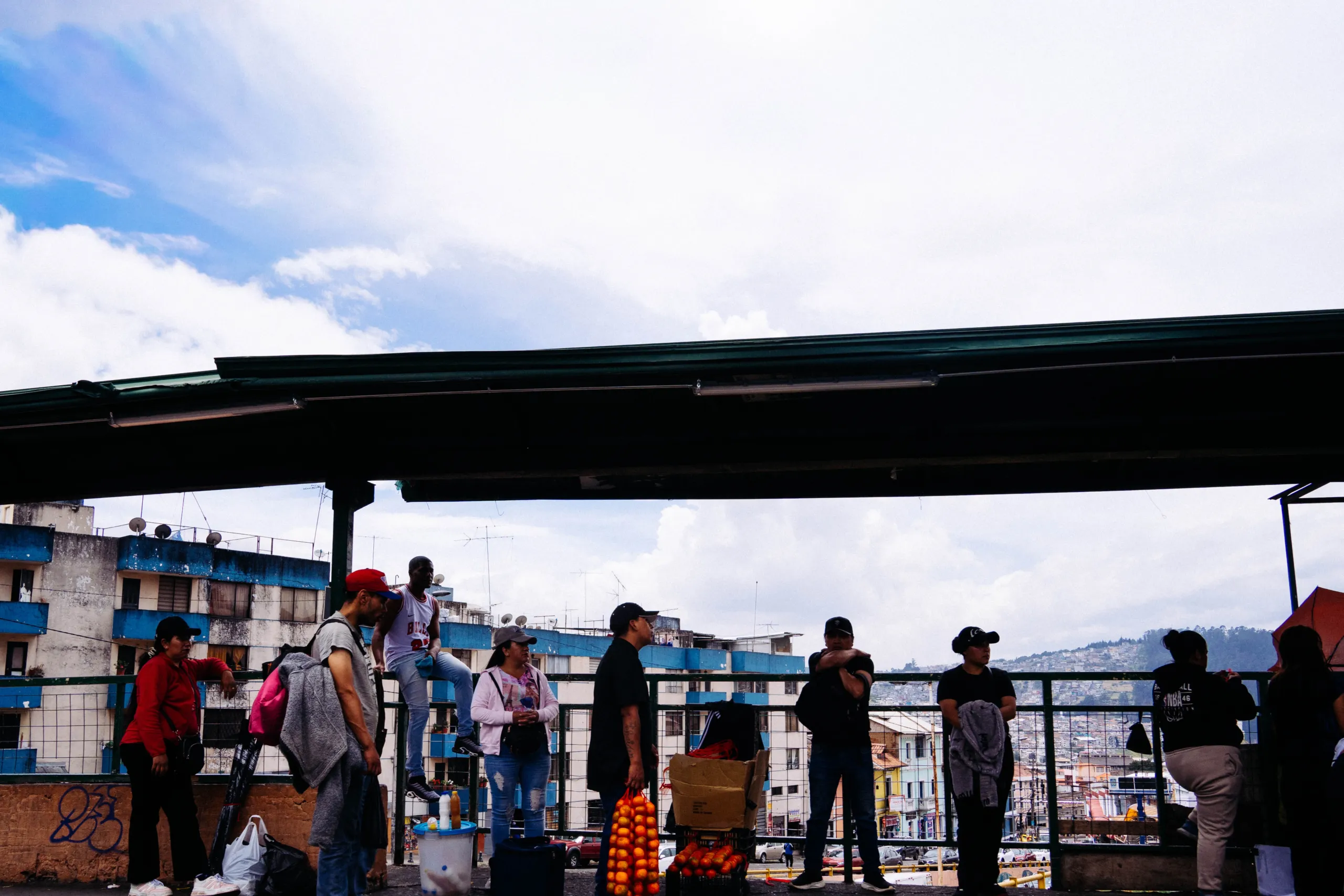 Gente esperando el bus