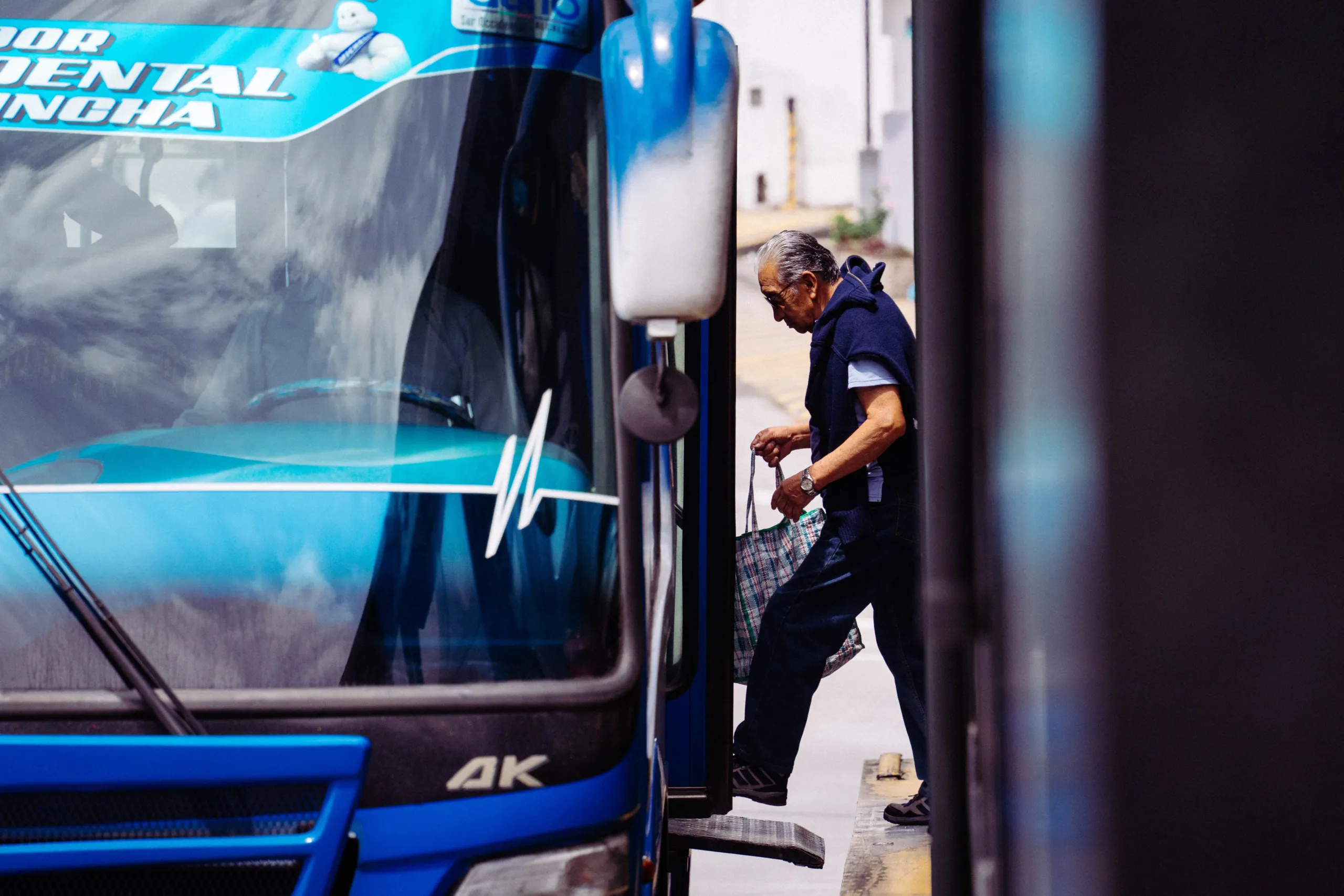 Subirse al bus, paso natural después de esperarlo