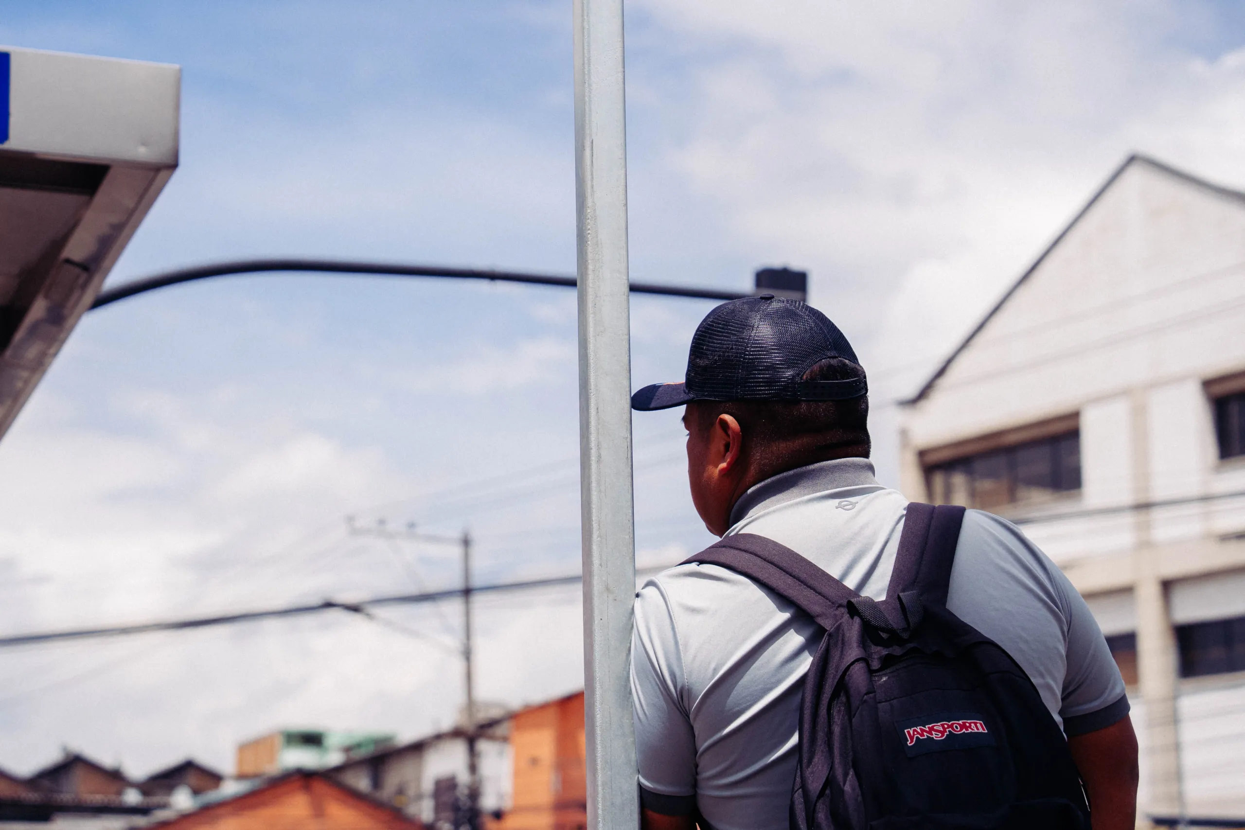 Un hombre espera el bus