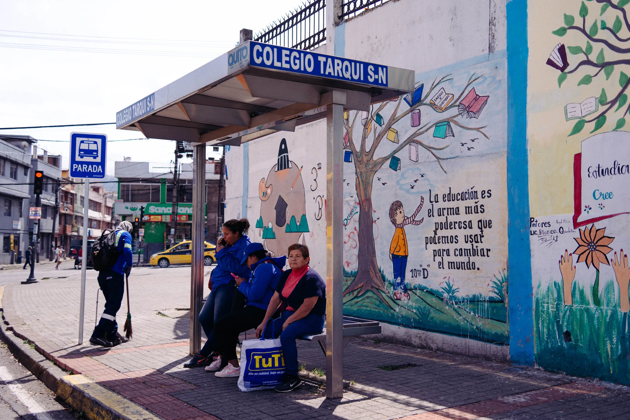 Esperar el bus sentadas, un forma de pensar