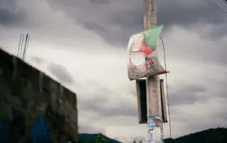 La propaganda electoral que nadie baja lleva años en postes y paredes