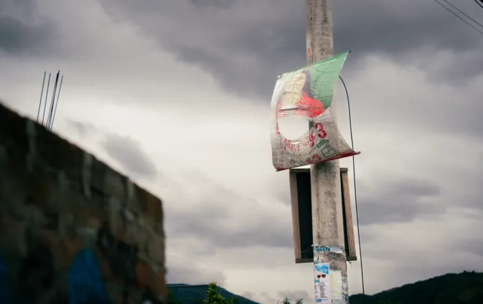 La propaganda electoral que nadie baja lleva años en postes y paredes