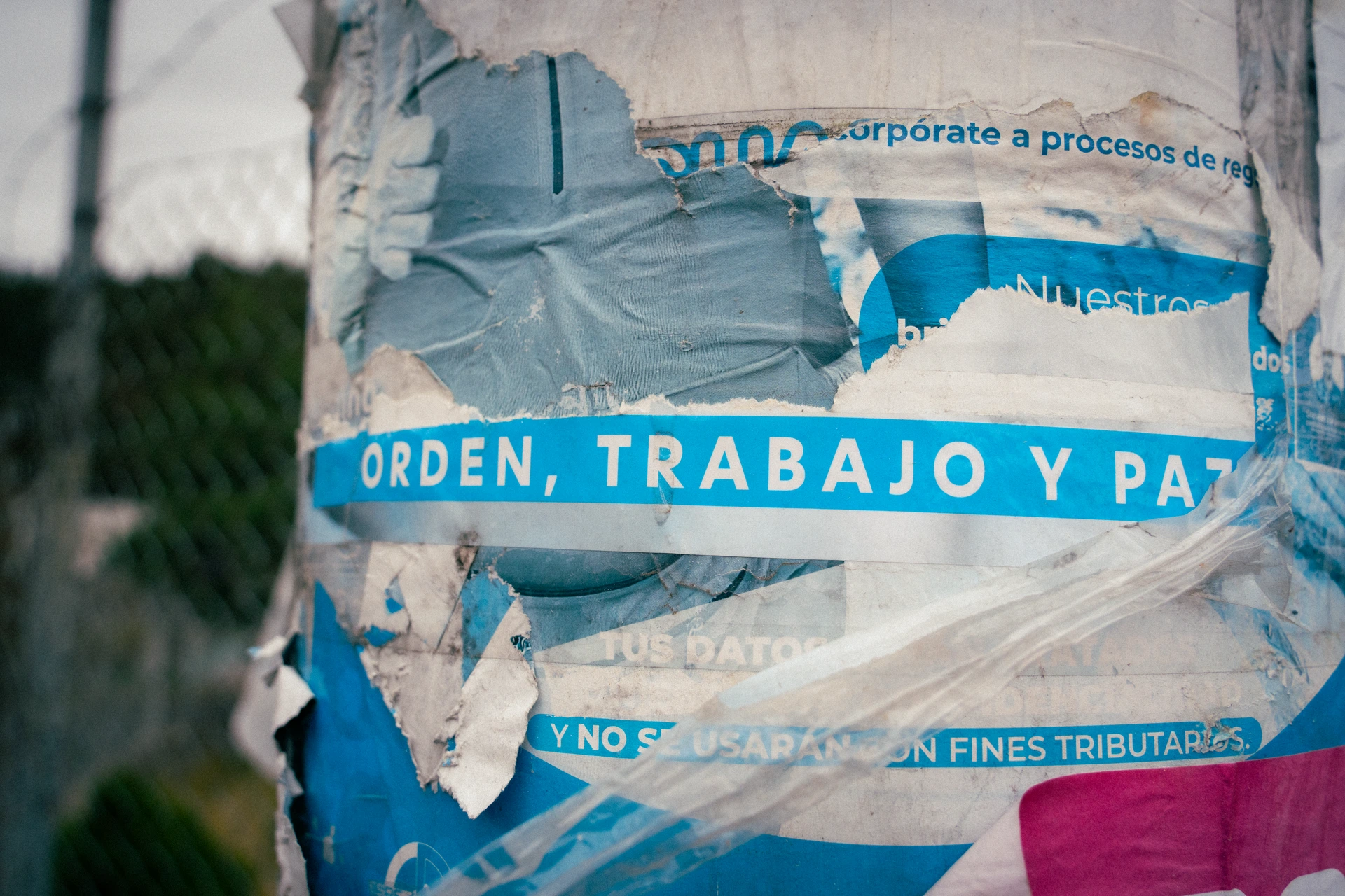 Un afiche raído