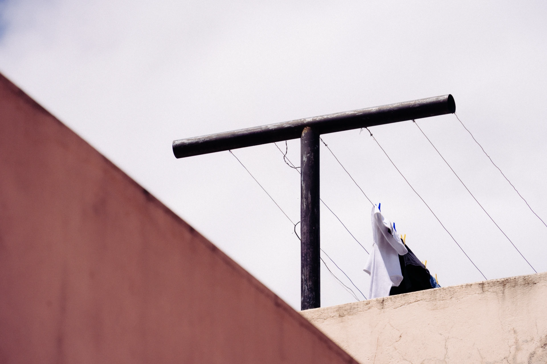 la terraza, llena de ropa
