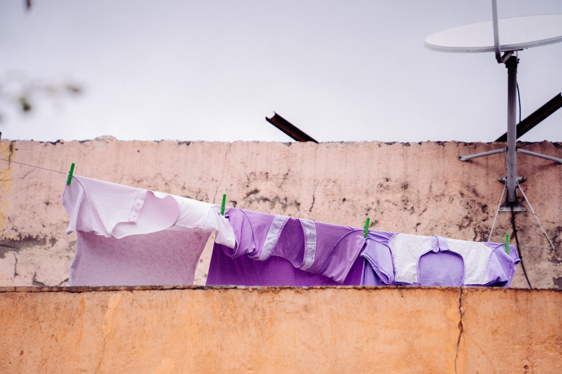 un pantone de camisas al viento
