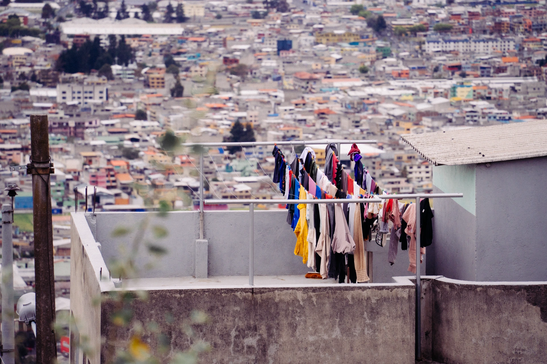 Quito tiene cientos de miles de prendas que son ropa tendida
