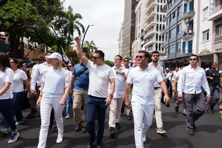 El presidente Daniel Noboa se sumó al punto final del recorrido de la marcha.