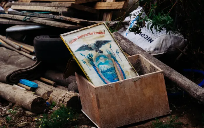 En un barrio al norte de Quito una imagen del Escudo Nacional del ecuador ha sido abandonada