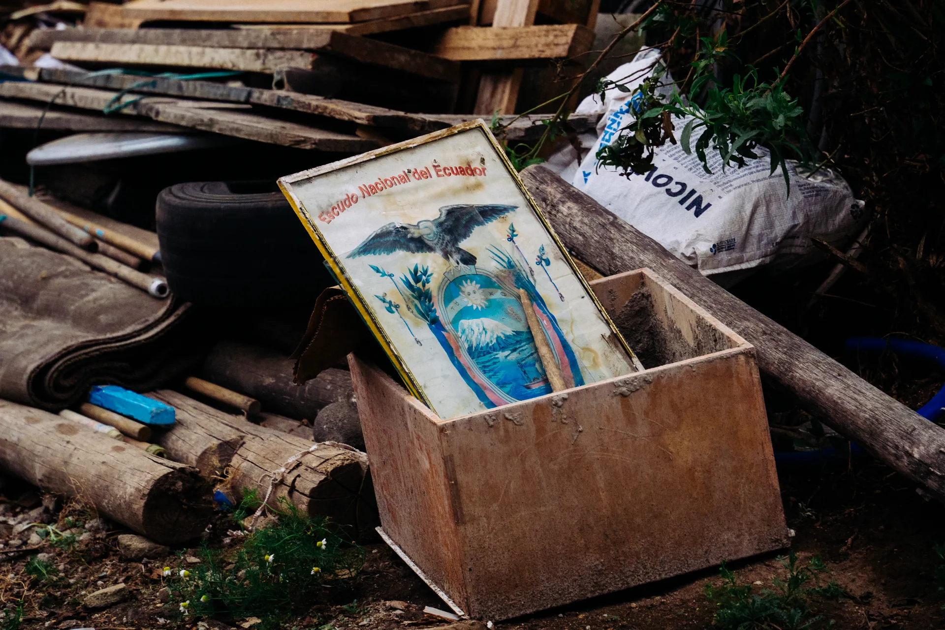 En un barrio al norte de Quito una imagen del Escudo Nacional del ecuador ha sido abandonada