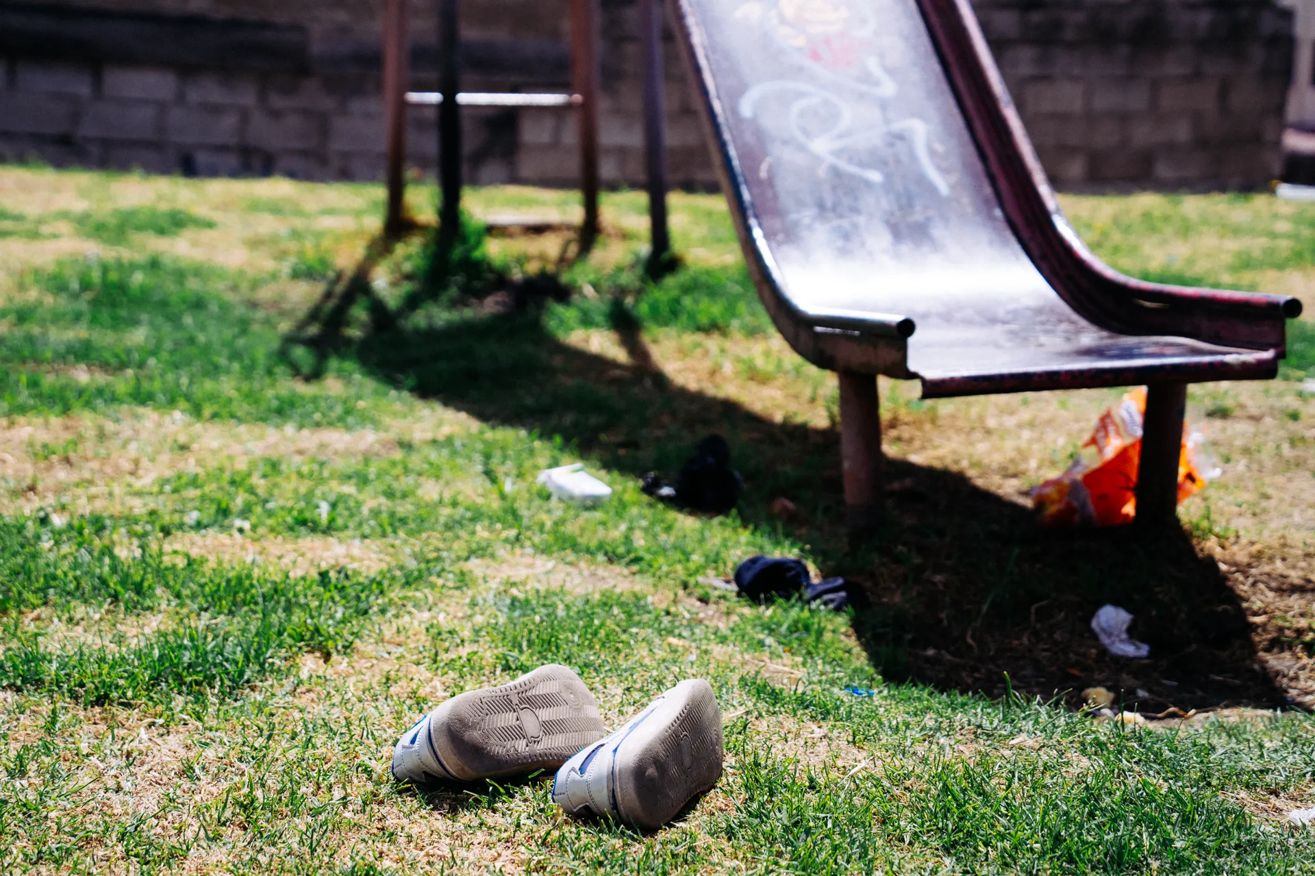 Zapatos abandonados en parque Zapatos abandonados en parque