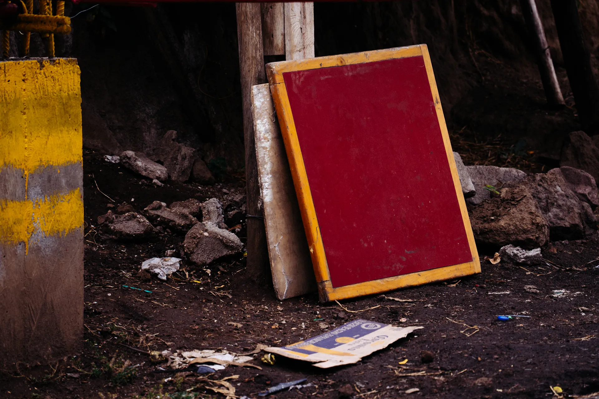 Objetos desechados no están en la basura Objetos desechados no están en la basura