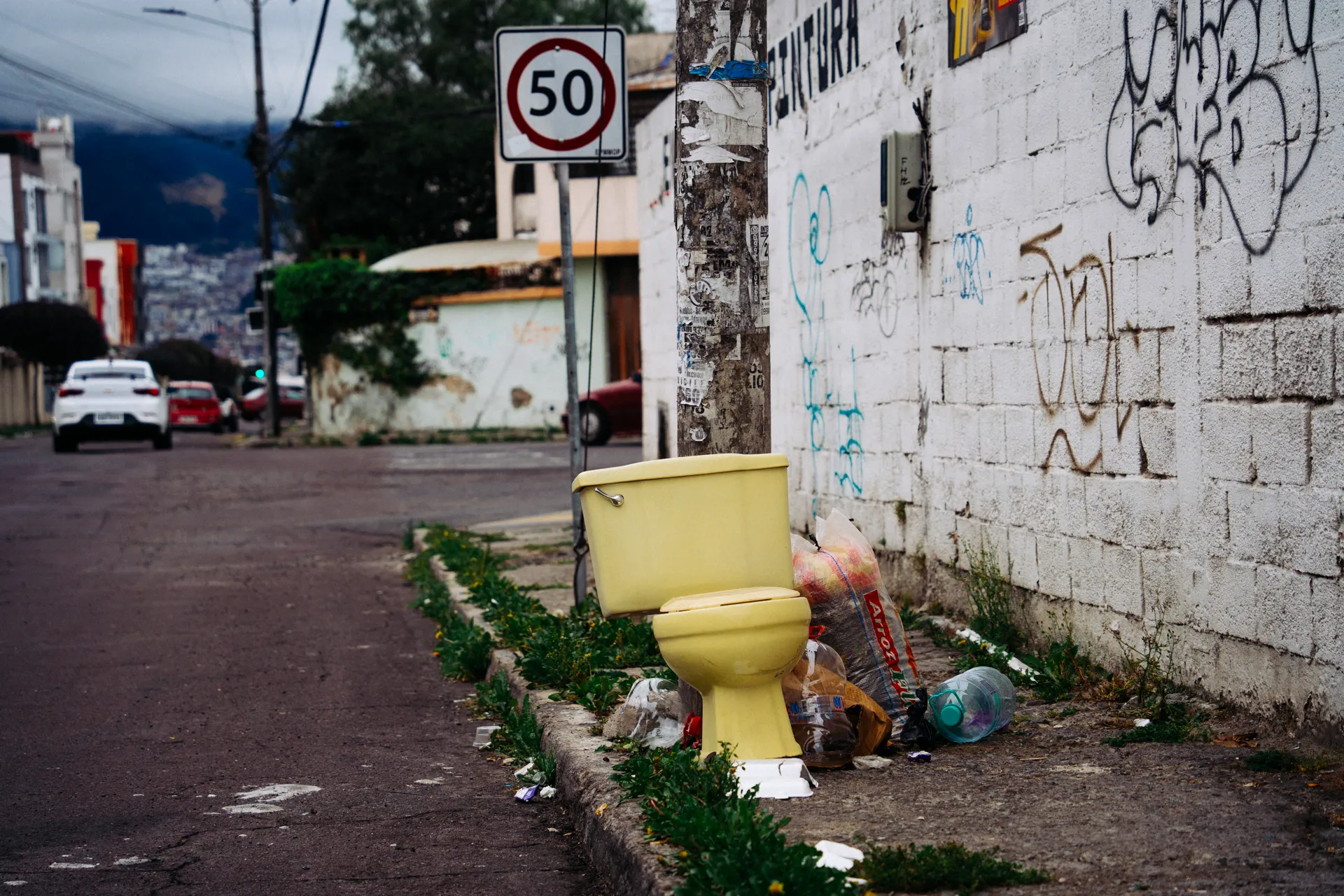 En el barrio El Edén al norte de Quito un retrete ha sido desechado en la vereda. En el barrio El Edén al norte de Quito un retrete ha sido desechado en la vereda.